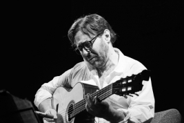 Gitarzysta-Ali-di-Meola-podczas-koncertu-Ery-Jazzu-w-Warszawie-Palladium-20120312