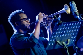 Ambrose-Akinmusire-podczas-koncertu-Leszek-Mozdzer-Special-Project-na-Warsaw-Summer-Jazz-Days-2018-S