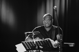 Basista-Anthony-Tidd-podczas-koncertu-Steve-Coleman-Five-Elements-na-Warsaw-Summer-Jazz-Days-2016-So