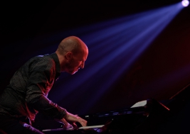 Antonio-Farao-fortepian-podczas-koncertu-Benny-Golsona-na-Warsaw-Summer-Jazz-Days-2019-Stodola-20190