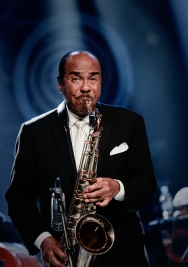 Benny-Golson-sax-podczas-koncertu-na-Warsaw-Summer-Jazz-Days-2019-Stodola-20190707