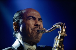 Benny-Golson-sax-podczas-koncertu-na-Warsaw-Summer-Jazz-Days-2019-Stodola-20190707