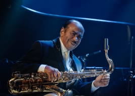 Benny-Golson-sax-podczas-koncertu-na-Warsaw-Summer-Jazz-Days-2019-Stodola-20190707