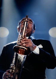 Benny-Golson-sax-podczas-koncertu-na-Warsaw-Summer-Jazz-Days-2019-Stodola-20190707