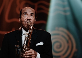 Benny-Golson-sax-podczas-koncertu-na-Warsaw-Summer-Jazz-Days-2019-Stodola-20190707