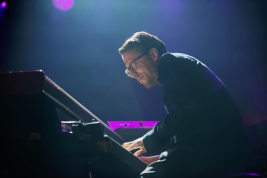 Bill-Laurance-keyboards-podczas-koncertu-Snarky-Puppy-na-Warsaw-Summer-Jazz-Days-2019-Stodola-201907