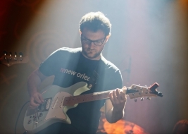 Bob-Lanzetti-gitara-podczas-koncertu-Snarky-Puppy-na-Warsaw-Summer-Jazz-Days-2019-Stodola-20190705