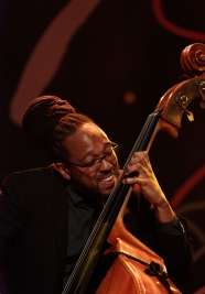 Corcoran-Holt-podczs-koncertu-Kenny-Garret-Quintet-na-Warsaw-Summer-Jazz-Days-2019-Stodola-20190707