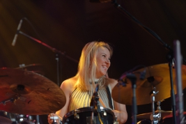 Perkusistka-Dorota-Piotrowska-podczas-koncertu-Jazzmeia-Horn-na-Warsaw-Summer-Jazz-Days-2019-Stodola