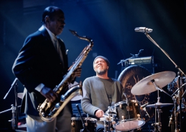 Doug-Sides-perkusja-podczas-koncertu-Benny-Golsona-na-Warsaw-Summer-Jazz-Days-2019-Stodola-20190707