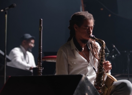 Saksofonista-Irwin-Hall-przed-wystepem-Jazzmeia-Horn-na-Warsaw-Summer-Jazz-Days-2019-Stodola-2019070