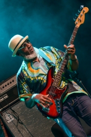 Basista-Jamaaladeen-Tacuma-podczas-koncertu-z-Marc-Ribot-i-the-Young-Philadelphians-na-Warsaw-Summer