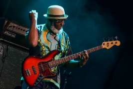 Basista-Jamaaladeen-Tacuma-podczas-koncertu-z-Marc-Ribot-i-the-Young-Philadelphians-na-Warsaw-Summer