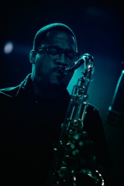 James-Brandon-Lewis-saksofon-podczas-koncertu-James-Brandon-Lewis-UnRuly-Quintet-na-Warsaw-Summer-Ja