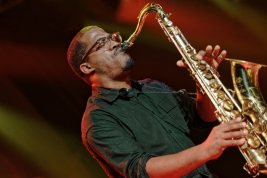 James-Brandon-Lewis-saksofon-podczas-koncertu-na-Jazz-Jamboree-2018-Stodola-20181021