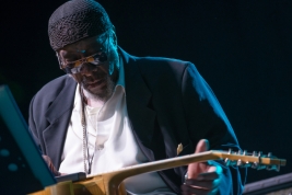 Gitarzysta-James-Blood-Ulmer-stroi-gitare-przed-koncertem-na-Warsaw-Summer-Jazz-Days-2016-SohoFactor