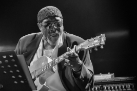 Gitarzysta-James-Blood-Ulmer-podczas-koncertu-na-Warsaw-Summer-Jazz-Days-2016-SohoFactory-Warszawa-2