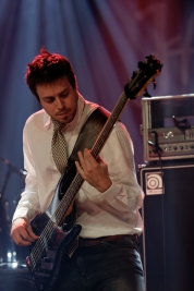 Basista-Jan-Wierzbicki-podczas-koncertu-Andrzej-Kowalski-Quartet-na-Warsaw-Summer-Jazz-Days-2019-Sto