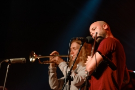 Tenderlonious-flet-and-Jakub-Kurek-trabka-podczas-koncertu-EABS-na-Jazz-Jamboree-2019-Stodola-201910