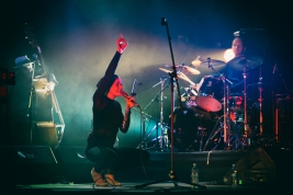 Wokalistka-Melanie-De-Biasio,-Axel-Gilain-bas-and-Aarich-Jespers-perkusja-koncert-na-Jazz-Jamboree-2