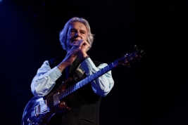 John-McLaughlin-gitara-podczas-koncertu-na-Jazz-Jamboree-2019-Stodola-20191027