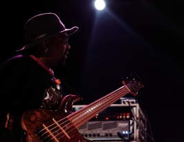 Etienn-Mbappe-bas-podczas-koncertu-John-McLaughlin-the-4th-Dimension-na-Jazz-Jamboree-2019-Stodola-