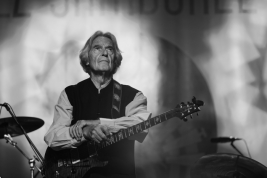 John-McLaughlin-gitara-podczas-koncertu-na-Jazz-Jamboree-2019-Stodola-20191027