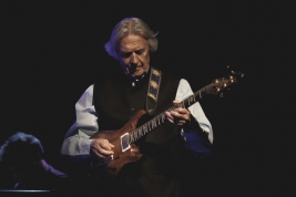 John-McLaughlin-gitara-podczas-koncertu-na-Jazz-Jamboree-2019-Stodola-20191027