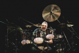 Ranjit-Barot-perkusja-podczas-koncertu-John-McLaughlin-the-4th-Dimension-na-Jazz-Jamboree-2019-Stod
