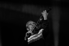 Jean-Luc-Ponty-skrzypce-podczas-koncertu-na-Jazz-Jamborre-2019-Stodola-20191027