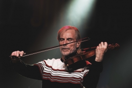 Jean-Luc-Ponty-skrzypce-podczas-koncertu-na-Jazz-Jamborre-2019-Stodola-20191027