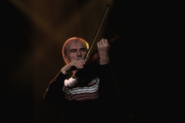 Jean-Luc-Ponty-skrzypce-podczas-koncertu-na-Jazz-Jamborre-2019-Stodola-20191027