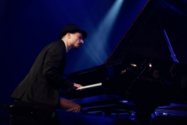 Pianista-Mateusz-Gaweda-podczas-koncertu-Kuba-Wiecek-Gaweda-Quintet-feat-Falph-Alessi-na-Jazz-Jambo