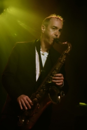 Jake-McMurchie-saksofon-podczas-koncertu-Get-The-Blessing-na-Jazz-Jamboree-2019-Stodola-20191024
