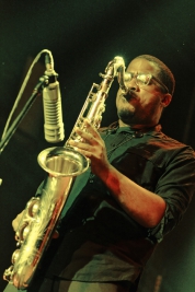 James-Brandon-Lewis-saksofon-podczas-koncertu-Jazmes-Brandon-Lewis-Trio-na-Jazz-Jamboree-2018-Stodol