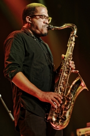 James-Brandon-Lewis-saksofon-podczas-koncertu-Jazmes-Brandon-Lewis-Trio-na-Jazz-Jamboree-2018-Stodol