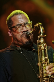James-Brandon-Lewis-saksofon-podczas-koncertu-Jazmes-Brandon-Lewis-Trio-na-Jazz-Jamboree-2018-Stodol