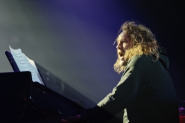 Joe-Armon-Jones-fortepian-podczas-wystepu-Binker-Golding-Quartet-na-Jazz-Jamboree-2018-Stodola-20181