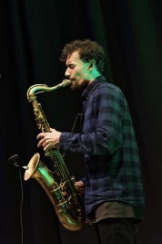 Kacper-Krupa-podczas-wystepu-tria-Kwasny-Deszcz-na-Jazz-Jamboree-2018-Bemowskie-Centrym-Kultury-Wars