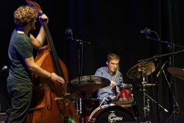 Piotr-Cieknowski-bass-i-Stanislaw-Aleksandrowicz-perkusja-podczas-wystepu-tria-Kwasny-Deszcz-na-Jazz