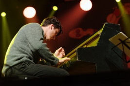 Marcin-Masecki-pianino-podczas-wystepu-na-Mikiem-Marshallem-na-Jazz-Jamboree-2018-Stodola-20181026