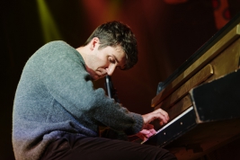 Marcin-Masecki-pianino-podczas-wystepu-na-Mikiem-Marshallem-na-Jazz-Jamboree-2018-Stodola-20181026