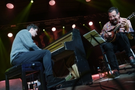 Marcin-Masecki-i-Mike-Marshall-podczas-wystepu-na-Jazz-Jamboree-2018-Stodola-20181026