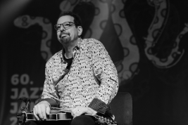 Mike-Marshall-mandolina-podczas-koncertu-z-Marcinem-Maseckim-na-Jazz-Jamboree-2018-Stodola-20181026