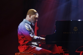 Orin-Evans-fortepian-podczas-koncertu-The-Bad-Plus-na-Jazz-Jamboree-2018-Stodola-20181026