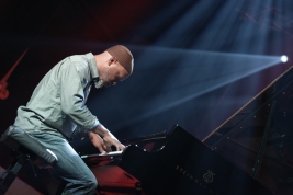 Orin-Evans-fortepian-podczas-koncertu-The-Bad-Plus-na-Jazz-Jamboree-2018-Stodola-20181026