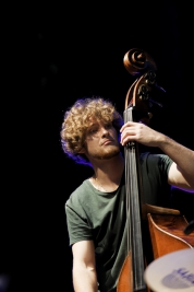 Piotr-Cienkowski-bass-podczas-wystepu-tria-Kwasny-Deszcze-na-Jazz-Jamboree-2018-Bemowskie-Centrum-Ku