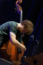 Piotr-Cienkowski-bass-podczas-wystepu-tria-Kwasny-Deszcze-na-Jazz-Jamboree-2018-Bemowskie-Centrum-Ku