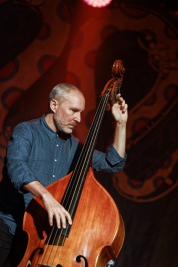 Reid-Anderson-kontrabas-podczas-koncertu-The-Bad-Plus-na-Jazz-Jamboree-2018-Stodola-20181026