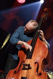 Reid-Anderson-kontrabas-podczas-koncertu-The-Bad-Plus-na-Jazz-Jamboree-2018-Stodola-20181026